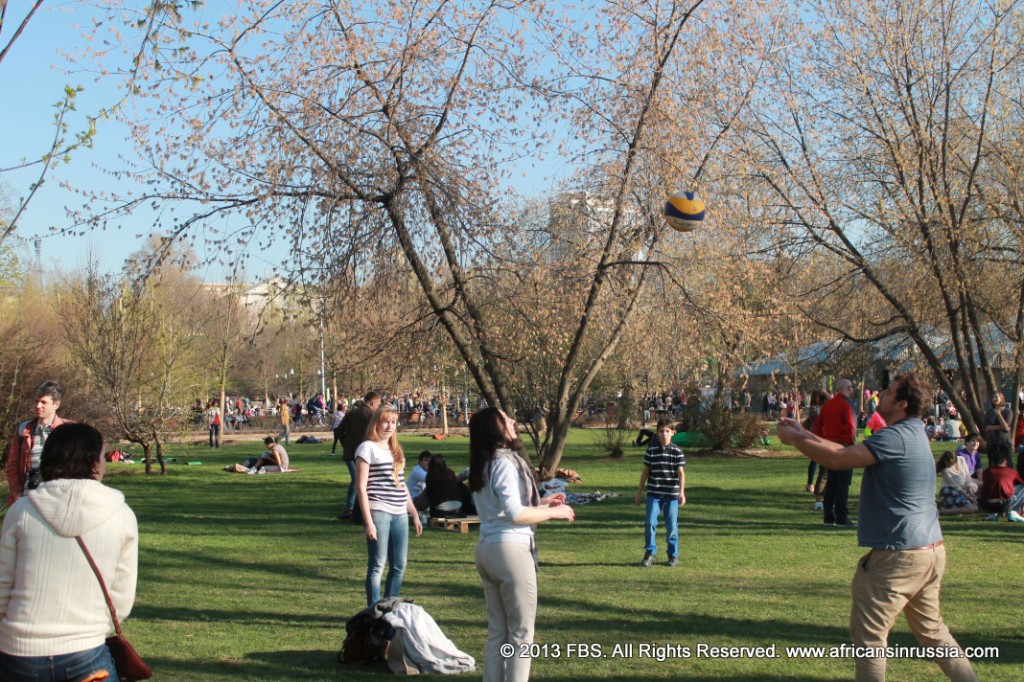 Family_playing_at_Gorky_Park_Moscow